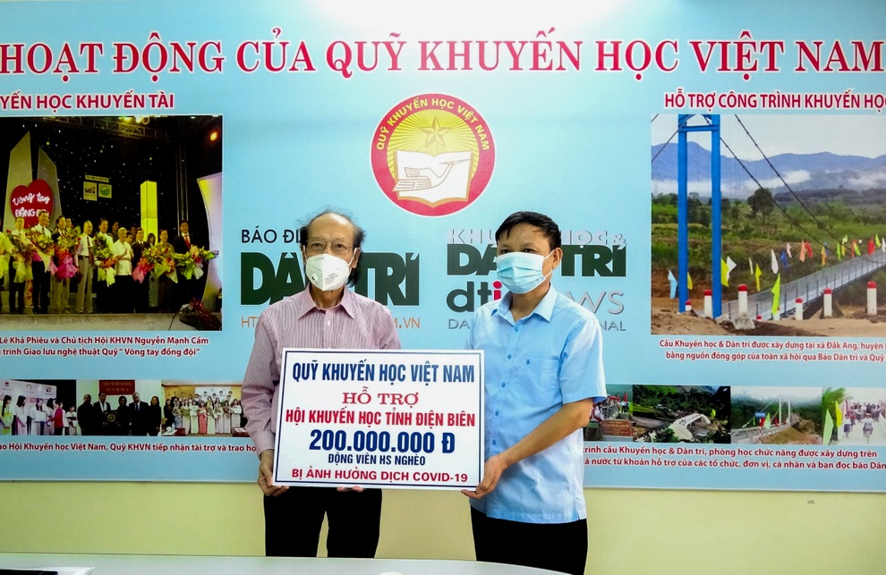 Trao tặng 200 triệu đồng hỗ trợ học sinh nghèo bị ảnh hưởng bởi Covid-19 - 2 Trao tặng 200 triệu đồng hỗ trợ học sinh nghèo bị ảnh hưởng bởi Covid-19 - 2