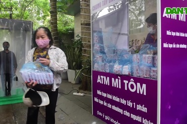 Hà Nội: "ATM mỳ tôm" trao 6500 thùng mì, hơn 1 vạn trứng gà cho người dân