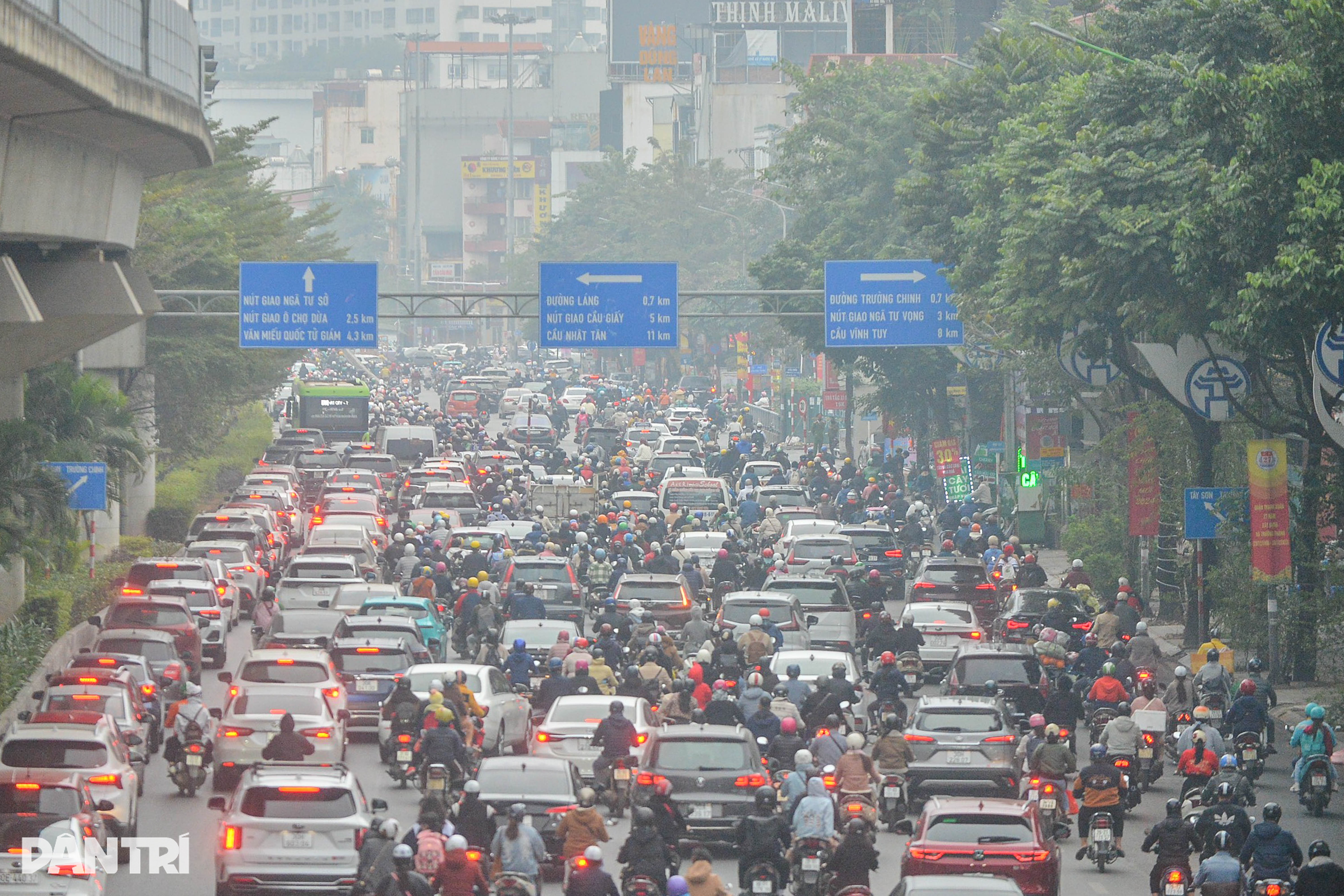 2024年最初の仕事日に交通渋滞、人々は苦労 - 5 Đường phố ùn tắc, người dân chật vật trong ngày đi làm đầu năm 2024 - 5