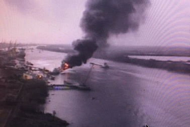 Cháy tàu tại khu vực cảng Đình Vũ