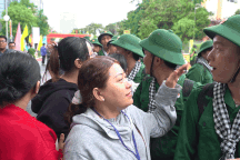 Gia đình, người thân bịn rịn tiễn thanh niên TPHCM lên đường nhập ngũ