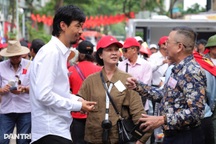 Đen Vâu tặng tiền khán giả, được chấm "10 điểm" ở lễ diễu hành