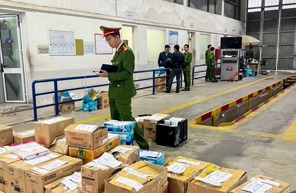 Hà Nội: Cảnh sát khám xét trung tâm đăng kiểm 29-07D và 29-10D - 4 Hà Nội: Cảnh sát khám xét trung tâm đăng kiểm 29-07D và 29-10D - 4
