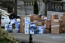 Đặc vụ FBI mang đi khoảng 10 thùng tài liệu từ dinh thự của ông Trump