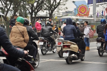 Cầu vượt đi bộ tại Hà Nội: Nơi cần thì thiếu, nơi có thì thừa