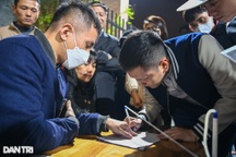 Nửa đêm tranh nộp hồ sơ cho con vào lớp 1: Hồi hộp đến tận phút chót