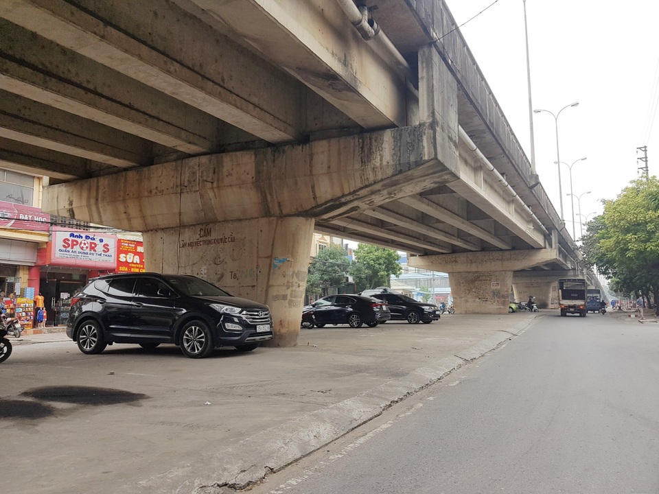 Giải tỏa bãi đỗ xe “xẻ thịt” gầm cầu sau phản ánh của Báo Dân trí! - 10 Giải tỏa bãi đỗ xe “xẻ thịt” gầm cầu sau phản ánh của Báo Dân trí! - 10