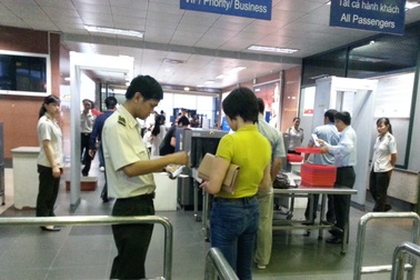 Một thiếu nữ bị phát hiện dùng giấy tờ giả đi máy bay