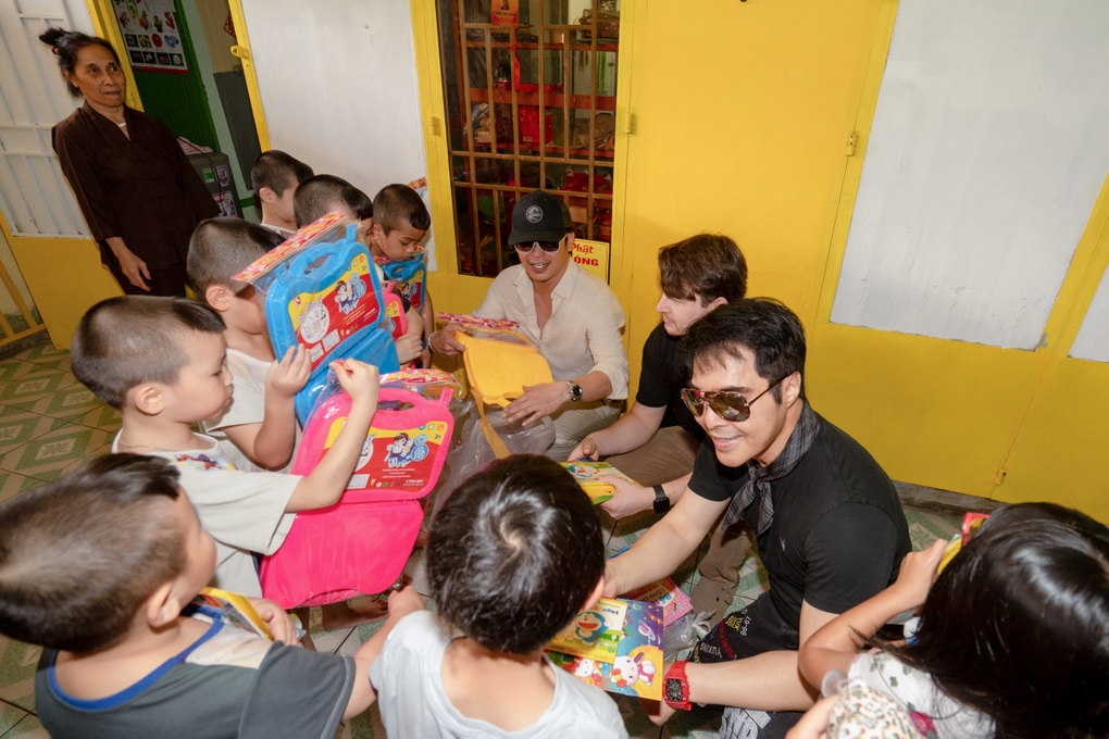 Trương Ngọc Ánh đưa nhà làm phim Mỹ khám phá Việt Nam - 2 Trương Ngọc Ánh đưa nhà làm phim Mỹ khám phá Việt Nam - 2