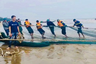 Tìm kiếm ngư dân Thanh Hóa rơi xuống biển mất tích
