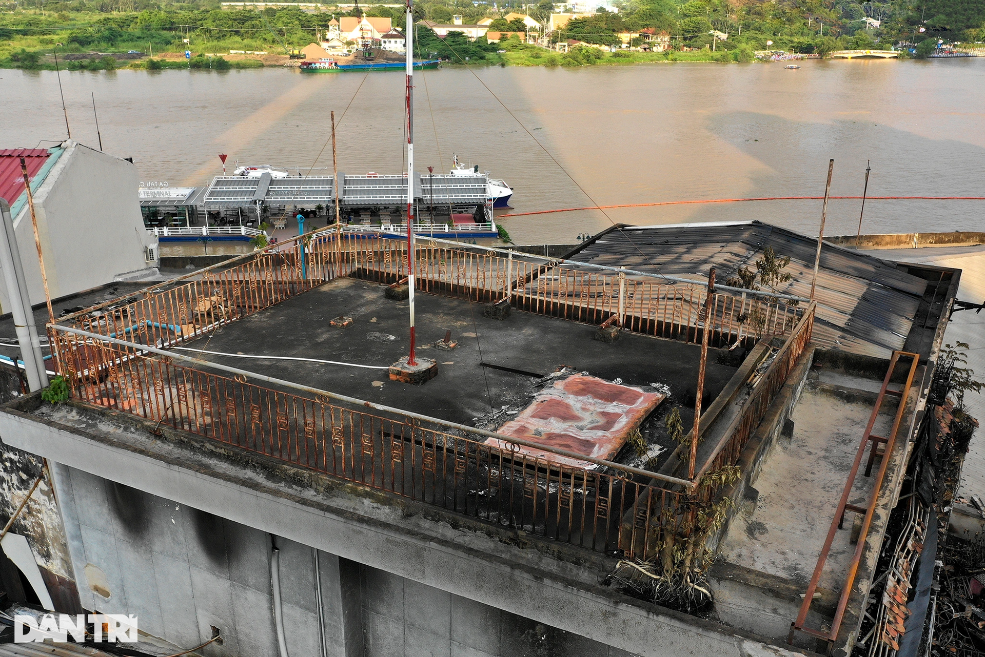 Hình ảnh tan hoang sau vụ cháy quán cà phê rooftop giữa trung tâm TPHCM - 4 Hình ảnh tan hoang sau vụ cháy quán cà phê rooftop giữa trung tâm TPHCM - 4