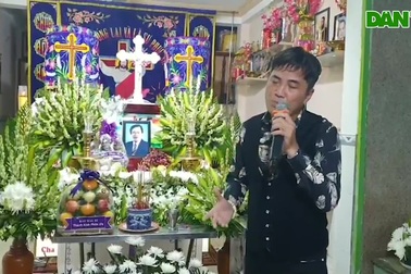 Ca sĩ Chế Thanh nghẹn ngào hát trước linh cữu của nhạc sĩ Vinh Sử