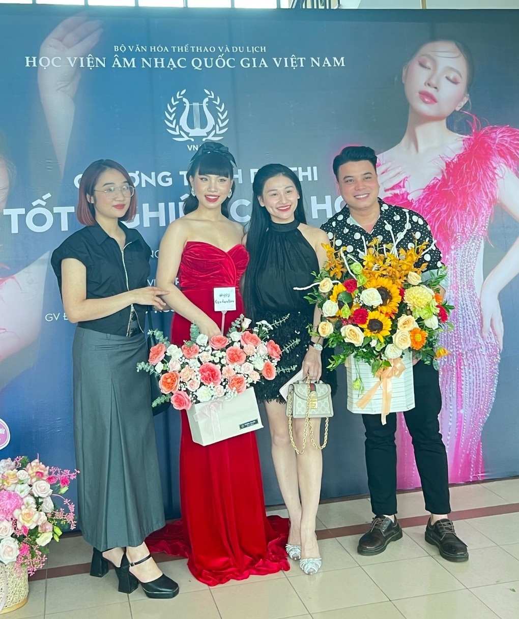 Ca sĩ Lan Quỳnh tốt nghiệp Thạc sĩ với số điểm tuyệt đối - 4 Ca sĩ Lan Quỳnh tốt nghiệp Thạc sĩ với số điểm tuyệt đối - 4