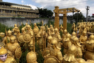 Cận cảnh đội quân đất nung “giống lính Tần Thuỷ Hoàng” trong bãi phế liệu