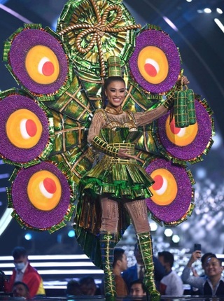 Các đại diện Việt Nam từng trình diễn quốc phục ấn tượng trước Hương Giang - 5