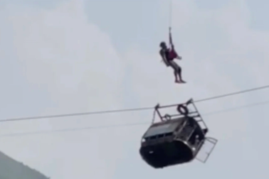 Đặc nhiệm Pakistan đu dây cứu người trên xe cáp treo gặp nạn