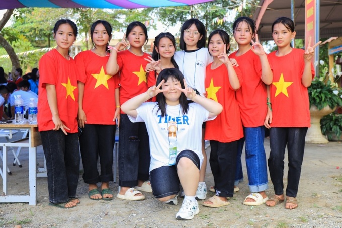 Các bạn học sinh Việt Nam và Hàn Quốc chụp ảnh giao lưu.