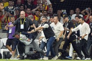 HLV Mourinho lên tiếng sau vụ Chủ tịch Fenerbahce bị tấn công
