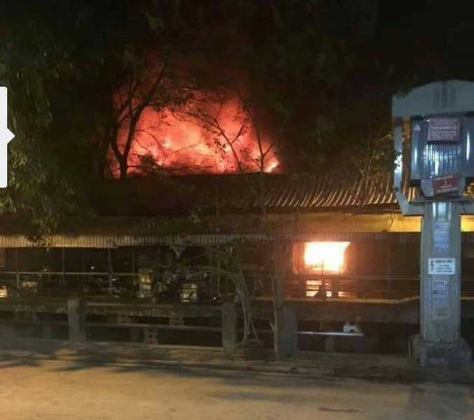 Chợ Đề Thám cháy lớn thiêu rụi nhiều hàng hóa trong ngày giáp Tết - 1 Chợ Đề Thám cháy lớn thiêu rụi nhiều hàng hóa trong ngày giáp Tết - 1