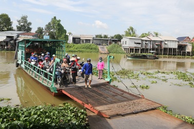 Người dân Tây Ninh mòn mỏi chờ cây cầu nối Đồng Tháp thay chuyến đò quá tải