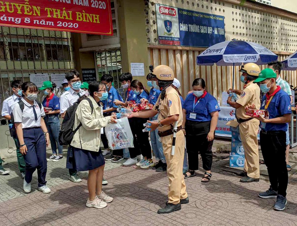 CSGT phát khẩu trang miễn phí cho thí sinh đi thi - 4 CSGT phát khẩu trang miễn phí cho thí sinh đi thi - 4