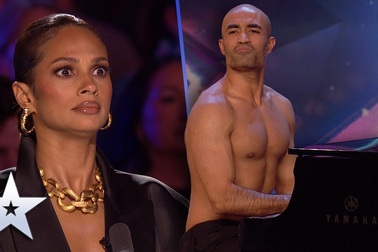 Tìm kiếm Tài năng Anh 2020: Lạ lùng với tiết mục vừa chơi đàn piano vừa... thoát y