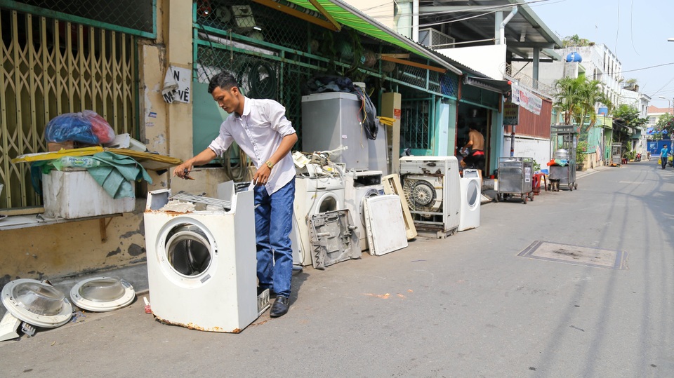 Thợ dịch vụ vệ sinh máy lạnh, máy giặt làm không kịp thở dịp Tết - 1 Thợ dịch vụ vệ sinh máy lạnh, máy giặt làm không kịp thở dịp Tết - 1