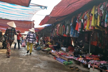 Vụ biến đường dân sinh thành chợ: Hai cấp chính quyền vẫn không xử lý nổi vụ việc!