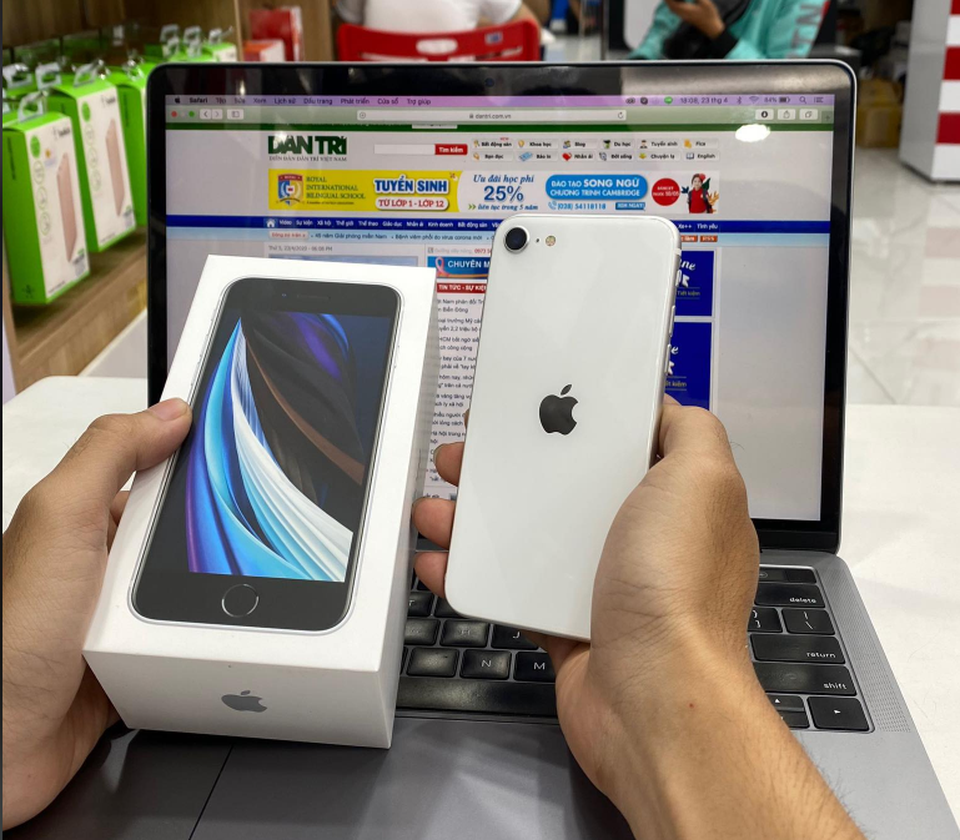 Trên tay iPhone SE 2020 đầu tiên tại Việt Nam - 3 Trên tay iPhone SE 2020 đầu tiên tại Việt Nam - 3