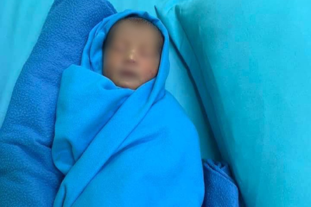 Bé trai sơ sinh bị bỏ rơi sau trường mầm non - 1 Bé trai sơ sinh bị bỏ rơi sau trường mầm non - 1