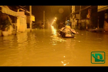 Triều cường chạm đỉnh, người Sài Gòn "bơi" đi làm, đi học