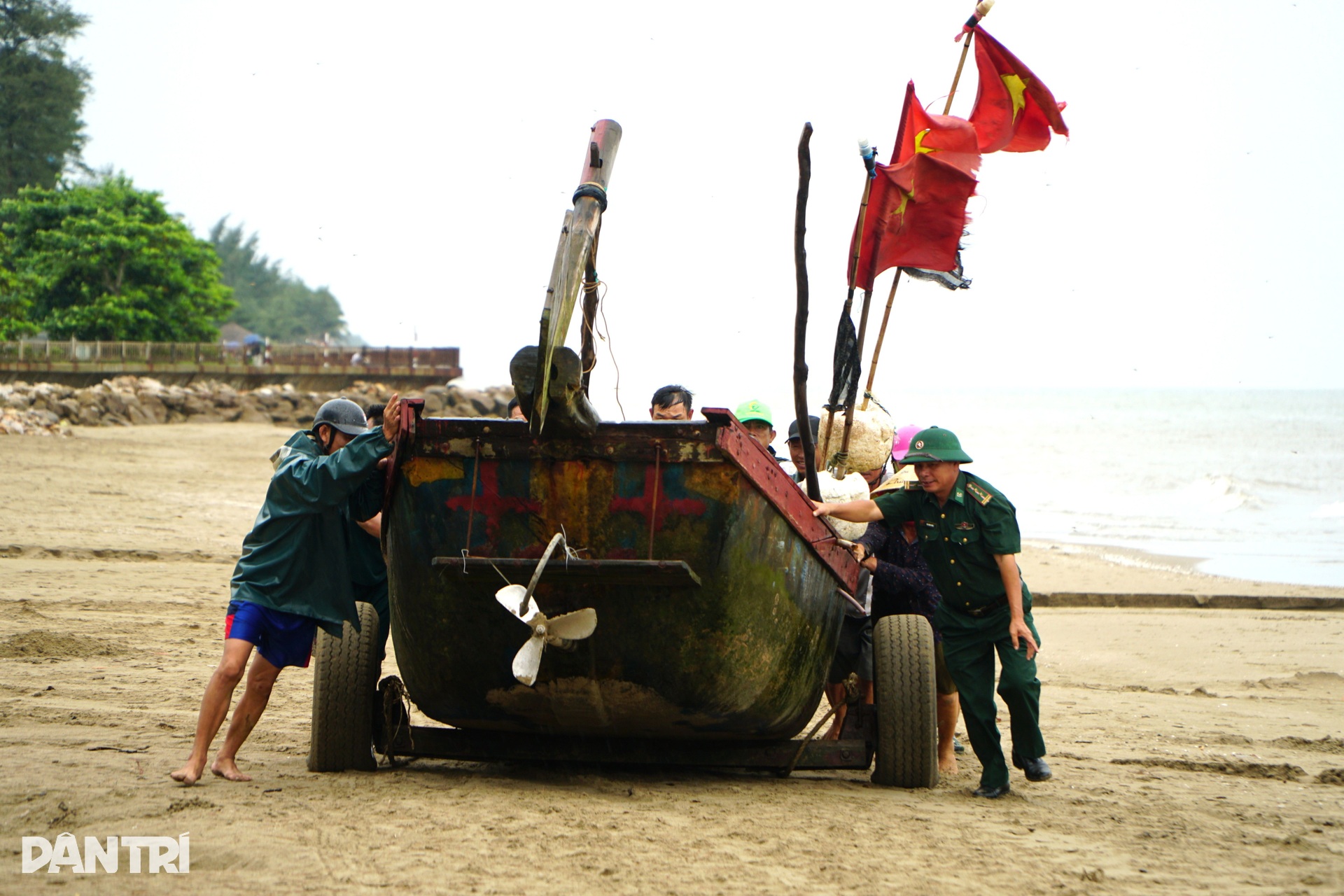 Ngư dân kéo tàu thuyền lên đường trước giờ bão đổ bộ - 1 Ngư dân kéo tàu thuyền lên đường trước giờ bão đổ bộ - 1