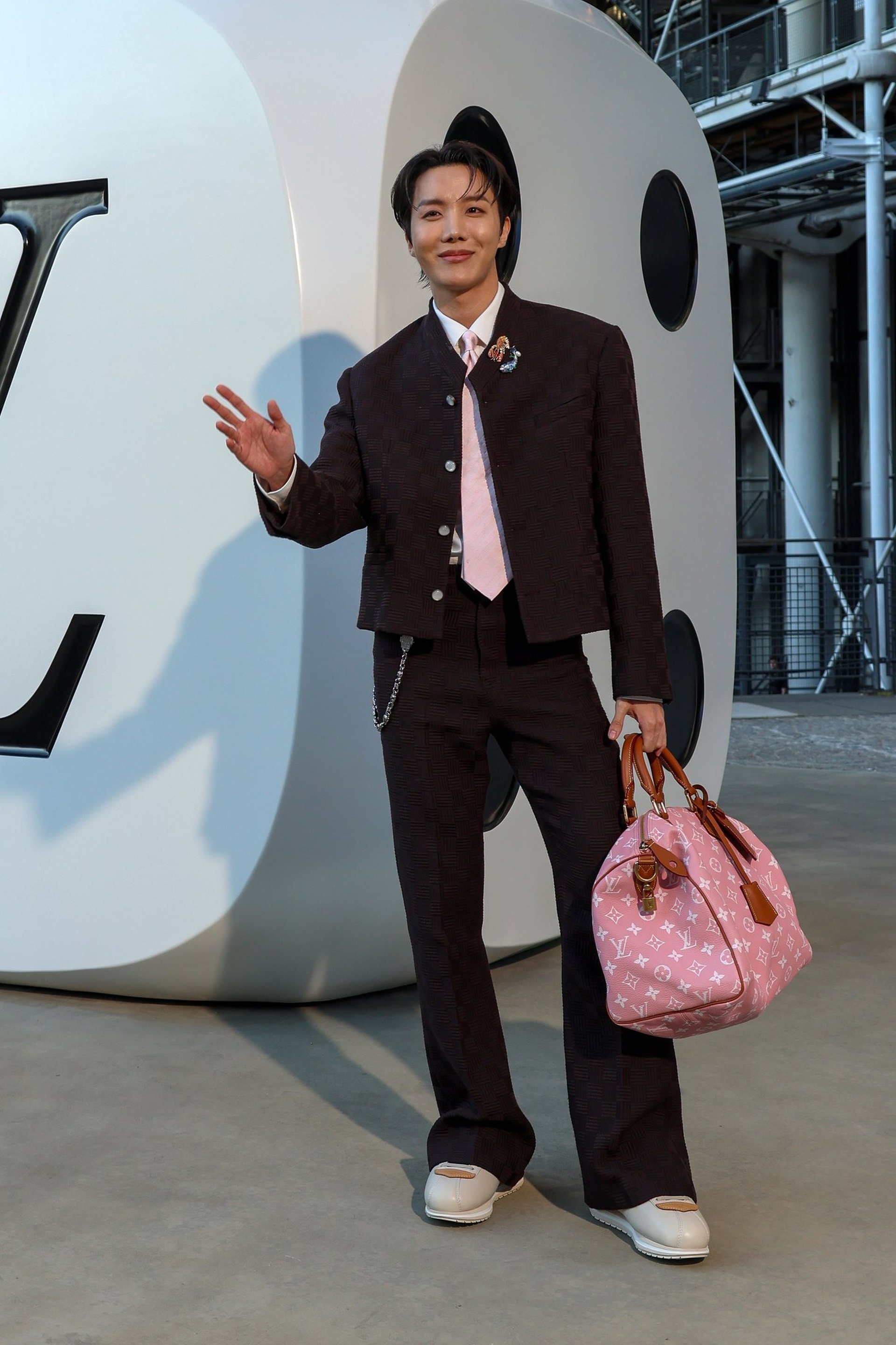 HIEUTHUHAI、3億3000万ドン以上の衣装を着用、J-HOPE(BTS)とポーズを比較して話題に - 4 HIEUTHUHAI diện đồ hơn 330 triệu đồng, gây sốt khi đọ dáng bên J-Hope (BTS) - 4