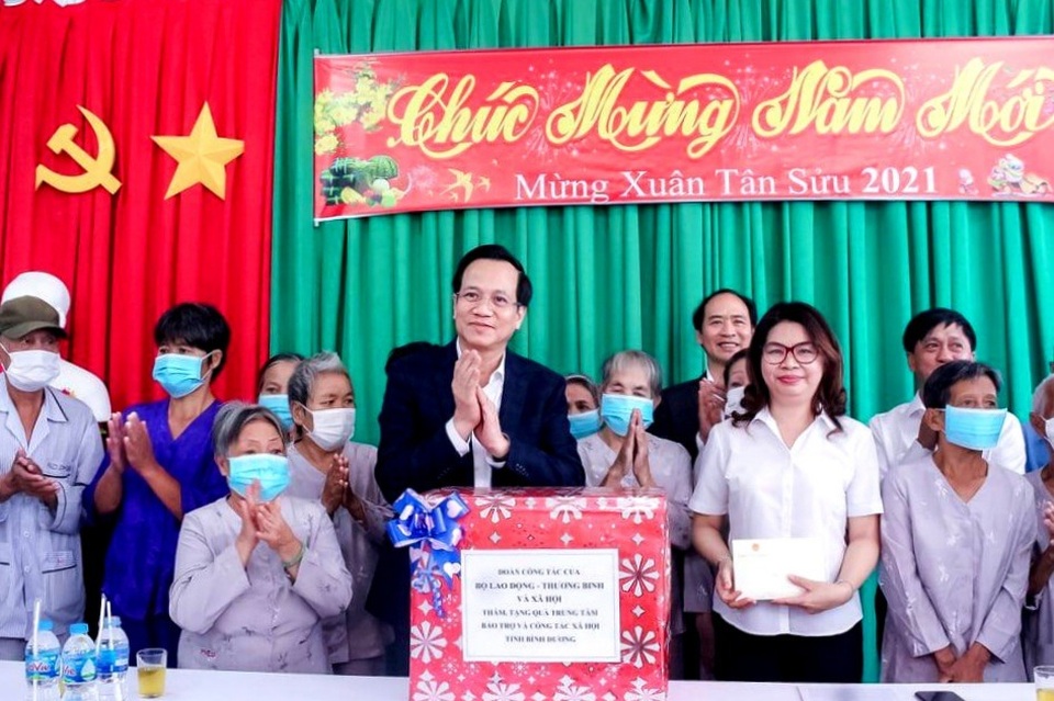 Bộ trưởng Đào Ngọc Dung tặng quà đối tượng bảo trợ xã hội tỉnh Bình Dương - 1 Bộ trưởng Đào Ngọc Dung tặng quà đối tượng bảo trợ xã hội tỉnh Bình Dương - 1