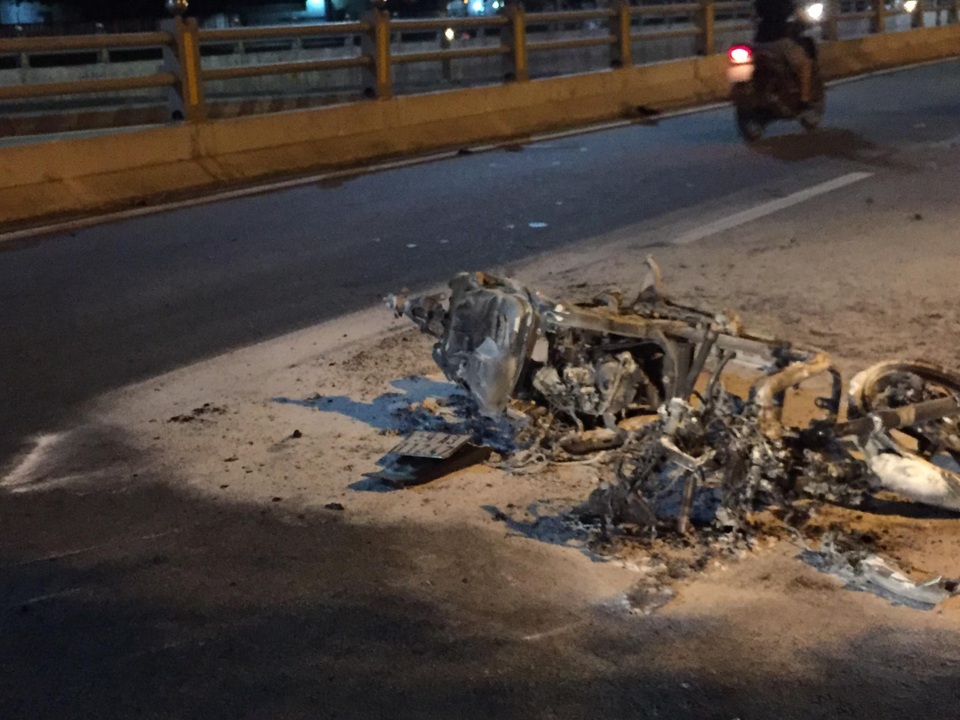 Xe SH bị thiêu rụi sau 2 cú tông liên hoàn - 2 Xe SH bị thiêu rụi sau 2 cú tông liên hoàn - 2