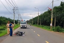 Thanh niên không đội mũ bảo hiểm điều khiển xe máy tông CSGT bị thương