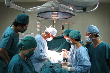 Bé 7 tuổi tử vong sau khi mổ ruột thừa do sốc nhiễm trùng