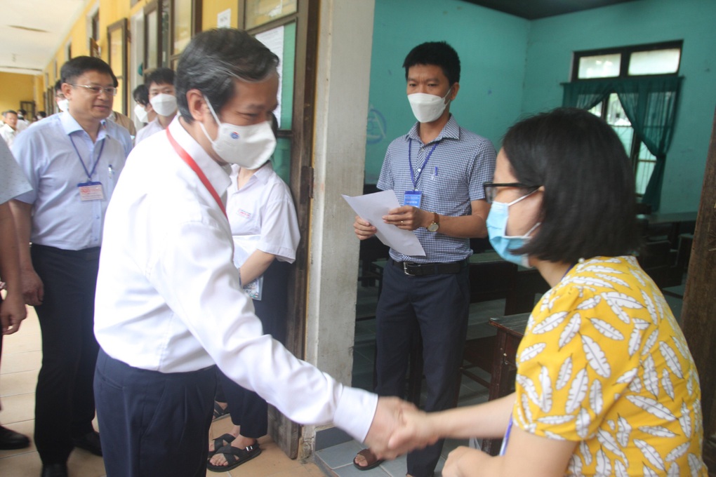 Bộ trưởng Nguyễn Kim Sơn thị sát thi tốt nghiệp THPT tại Huế - 3 Bộ trưởng Nguyễn Kim Sơn thị sát thi tốt nghiệp THPT tại Huế - 3
