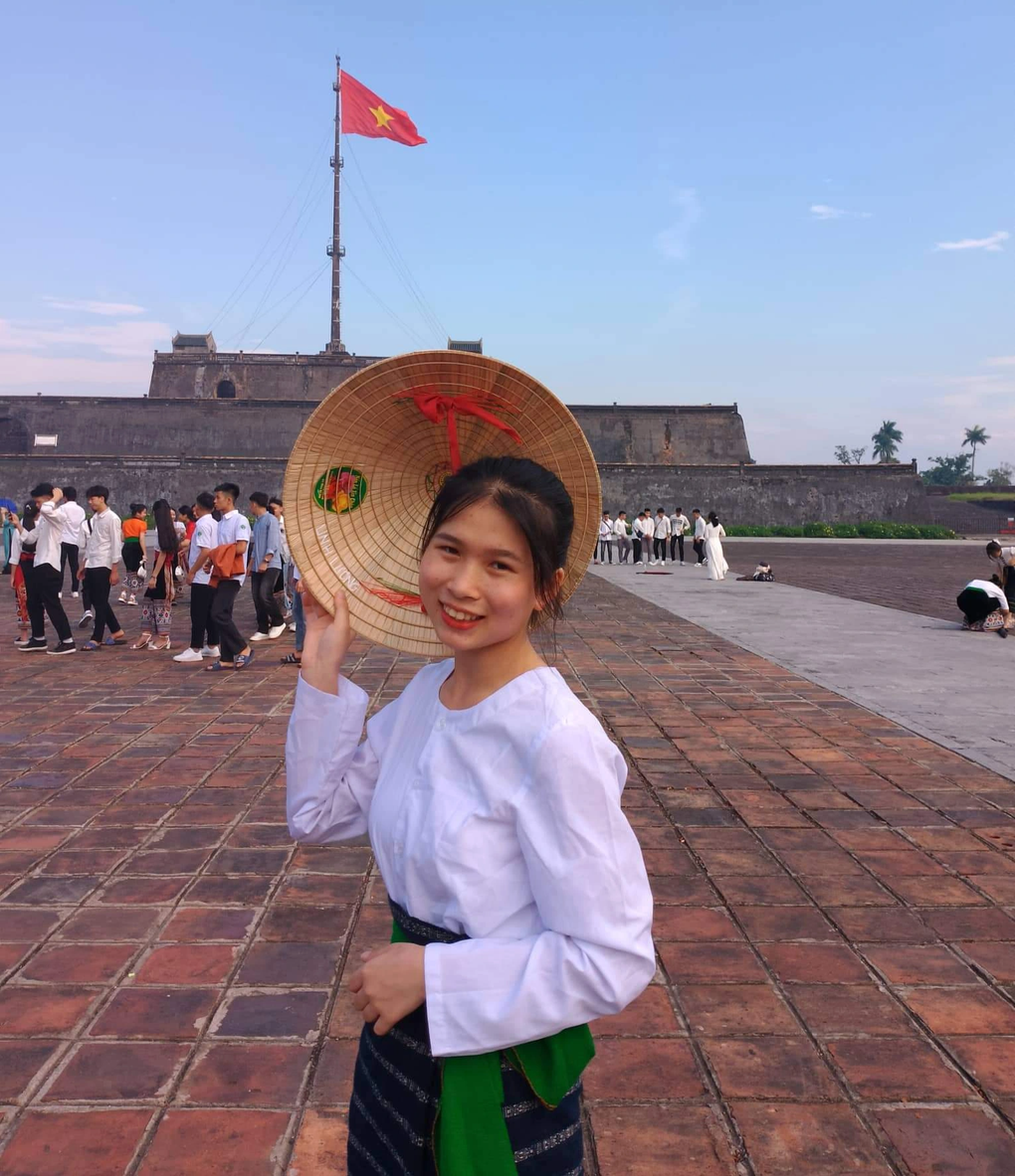 Nữ sinh dân tộc Thổ thi gần 30 điểm nhưng suýt bỏ đại học vì nhà nghèo - 4 Nữ sinh dân tộc Thổ thi gần 30 điểm nhưng suýt bỏ đại học vì nhà nghèo - 4