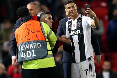 C.Ronaldo “selfie” với fan cuồng lao vào sân ở trận gặp MU