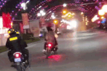 Nhiều thanh niên lạng lách, đánh võng trước mặt cảnh sát