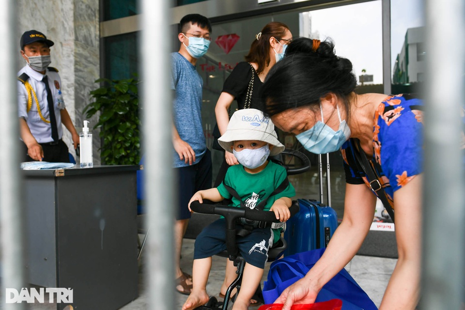 Lập rào chắn cách ly tòa nhà có ca nhiễm SARS-CoV-2 mới tại quận Thanh Xuân - 7 Lập rào chắn cách ly tòa nhà có ca nhiễm SARS-CoV-2 mới tại quận Thanh Xuân - 7