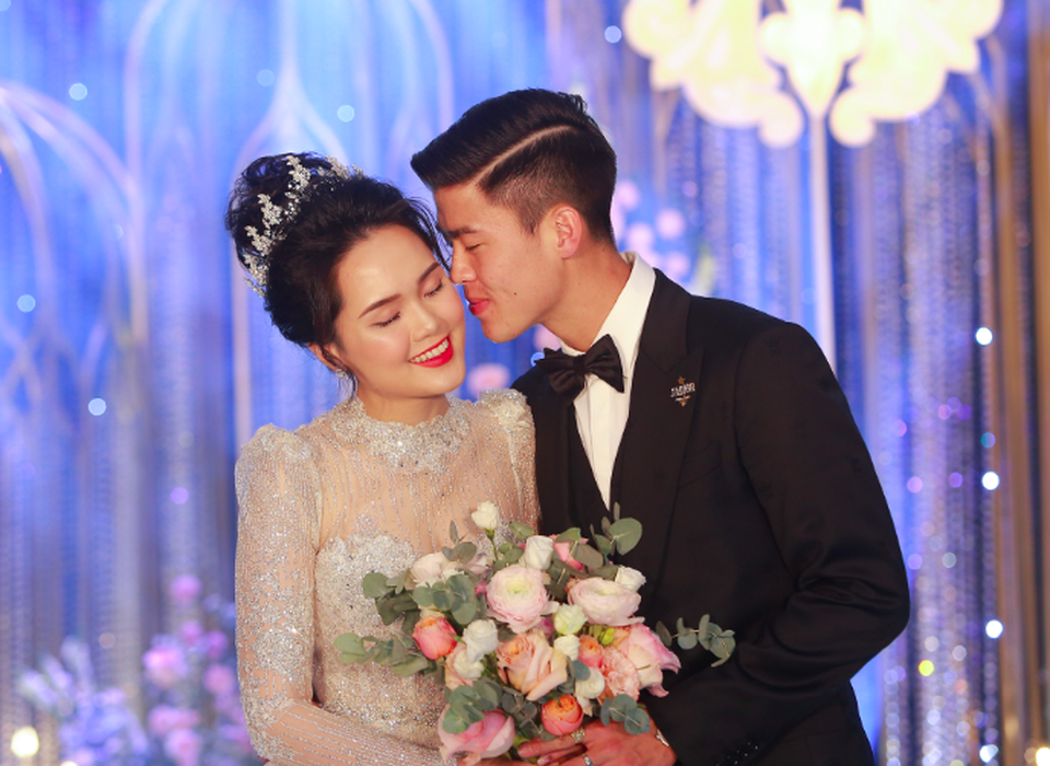 Vợ cầu thủ Duy Mạnh khoe chồng động viên mua hàng hiệu - 1 Vợ cầu thủ Duy Mạnh khoe chồng động viên mua hàng hiệu - 1