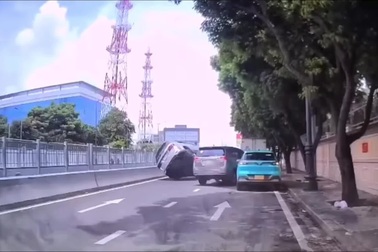 Chiếc Fortuner lật nghiêng sau cú va chạm với xe Innova