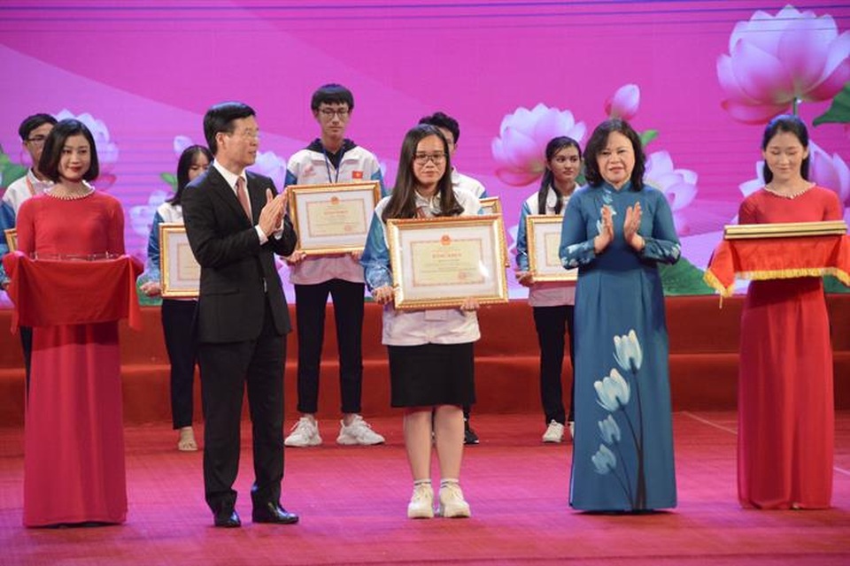 Tuyên dương 130 học sinh, sinh viên xuất sắc học tập và làm theo Bác - 2 Tuyên dương 130 học sinh, sinh viên xuất sắc học tập và làm theo Bác - 2
