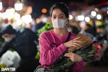Đêm không ngủ tại chợ hoa lớn nhất Hà Nội trước ngày Phụ nữ Việt Nam 20/10