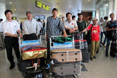 14h ngày 17/11, 13 lao động VN từ Algeria đã về tới Nội Bài