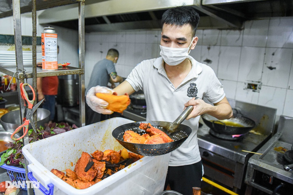 Phải đóng cửa vì dịch, ông chủ quán thịt dê Hà Nội mở bếp ăn 0 đồng - 3 Phải đóng cửa vì dịch, ông chủ quán thịt dê Hà Nội mở bếp ăn 0 đồng - 3