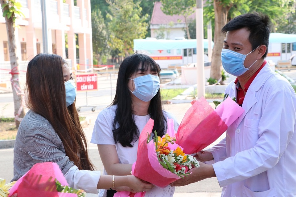 4 bệnh nhân nhiễm Covid-19 được điều trị khỏi bệnh, xuất viện - 2 4 bệnh nhân nhiễm Covid-19 được điều trị khỏi bệnh, xuất viện - 2