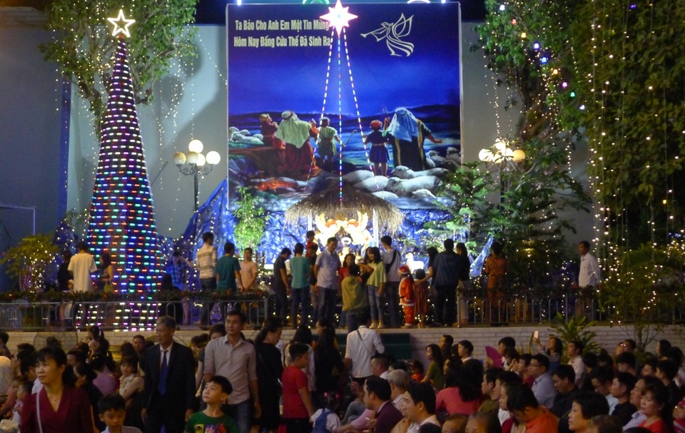Các nhà thờ trang trí bắt mắt, đường phố đông nghịt người vui chơi đêm Noel - 11 Các nhà thờ trang trí bắt mắt, đường phố đông nghịt người vui chơi đêm Noel - 11